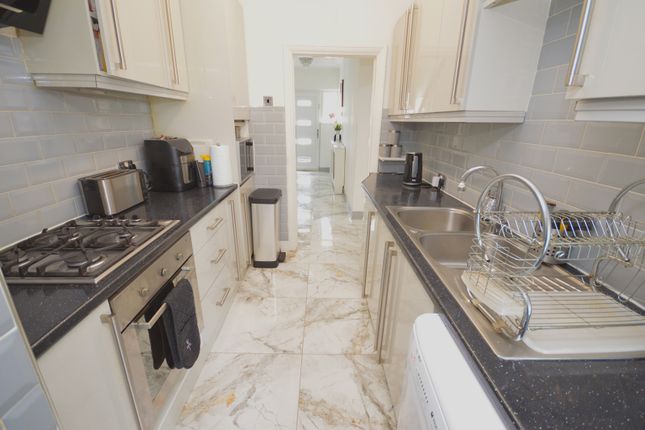 10X Wadeville Avenue, Romford, London photo 5
