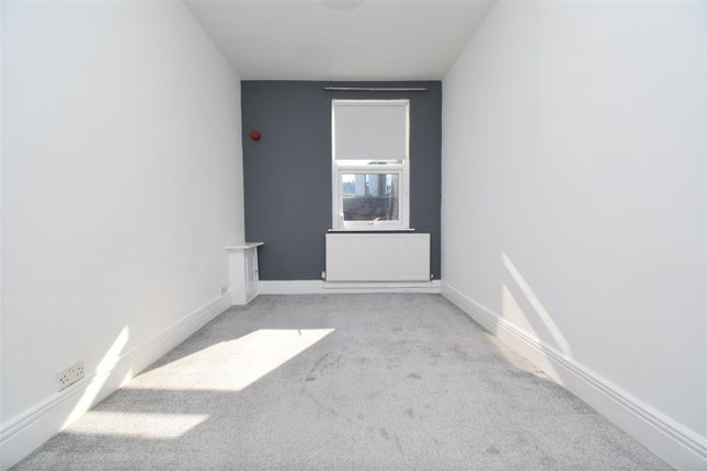 Flat to rent in Barnsley Road, Wakefield
