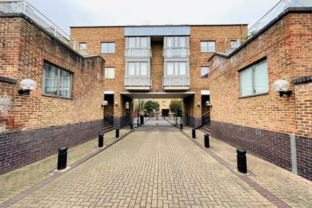 Flat to rent in Cumberland Mills, Saundersness Road, Isle Of Dogs, London