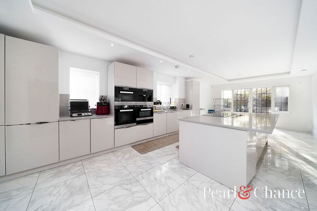 82 Chandos Way, London photo 2