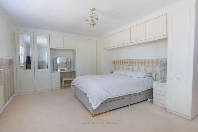 2 Pagewood Close, Crawley photo 4