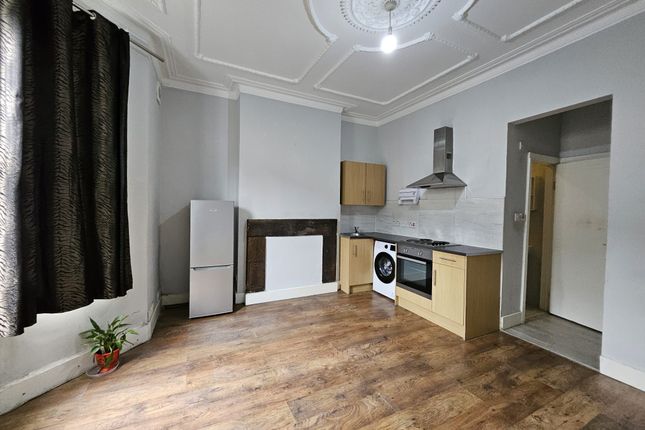 Flat to rent in Blakemore Road, London