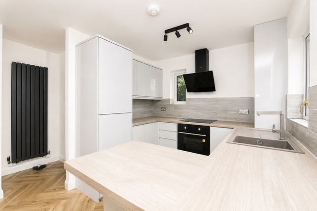 23, Clos Aneurin, Rhydyfelin, Pontypridd photo 5