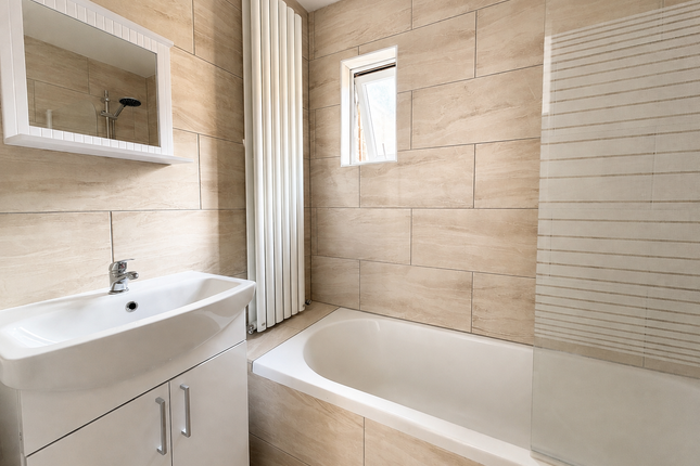 490, Westcliff-on-Sea photo 3