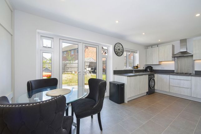 3 Weald View, Cranleigh photo 2