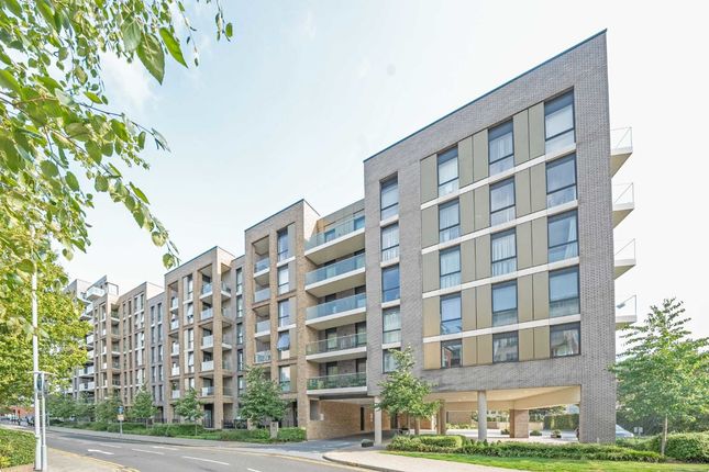 Thumbnail Flat for sale in Queenshurst Square, Kingston Upon Thames
