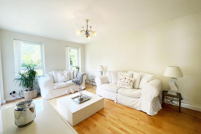 10, Felbridge Avenue, Crawley photo 3
