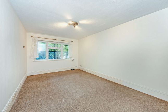 Thicket Crescent, Sutton photo 4