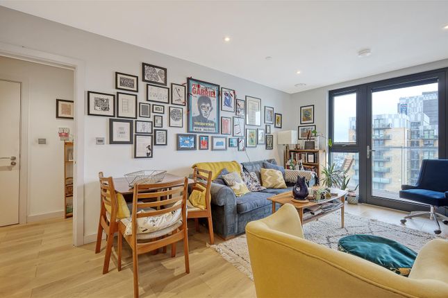 Flat for sale in Gateway Apartments, Walthamstow, London
