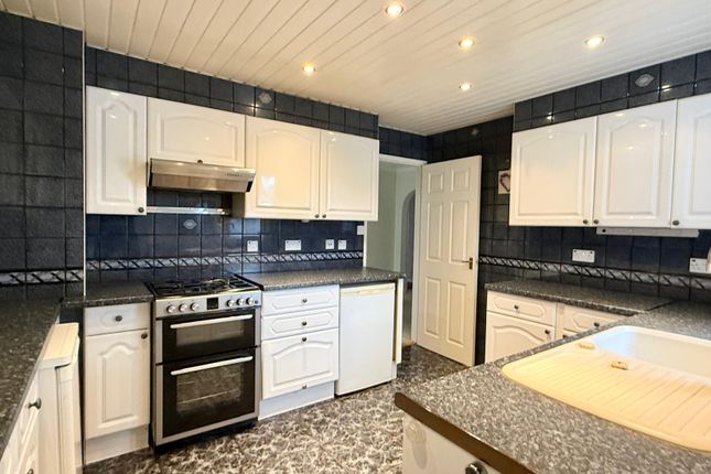 11 Compton Beeches, St. Ives, Ringwood photo 4