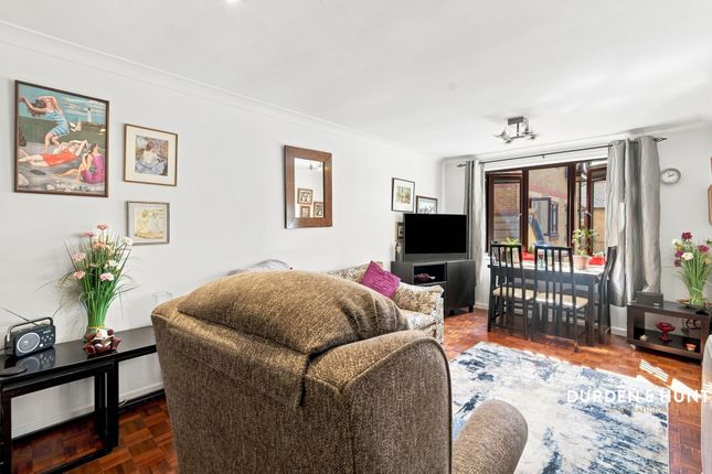 66 Riverside Close, London photo 4