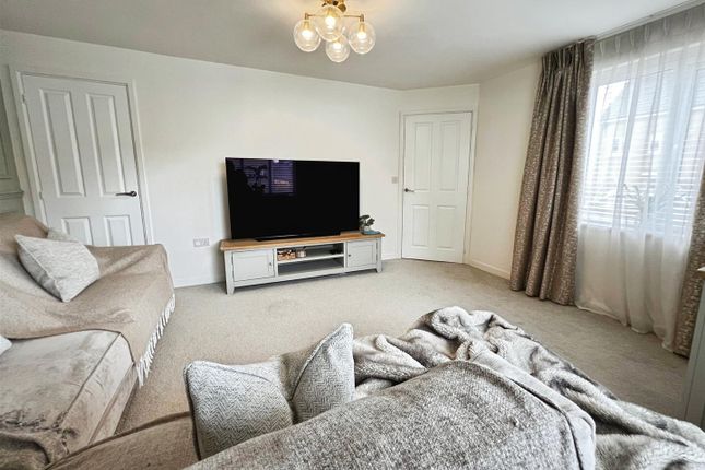 32, Poplars Park Avenue, Bradford photo 5