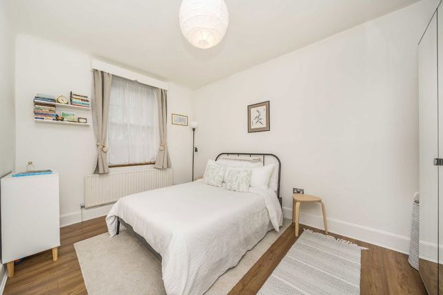 Flat 14, Perryn House, Bromyard Avenue, London photo 4
