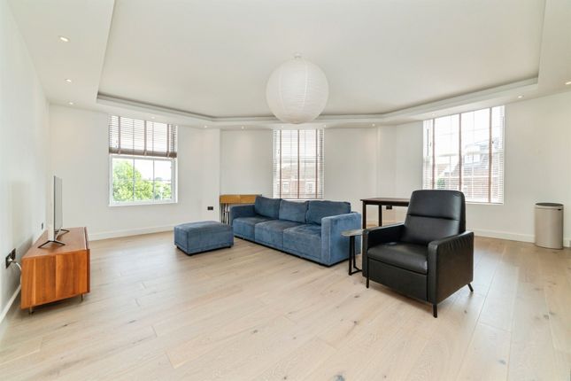 Flat 19, Theodores Place, Stonehills, Welwyn Garden City photo 2