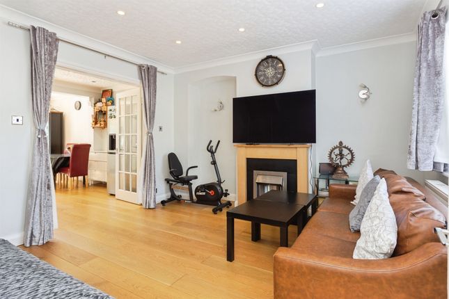 12, Palmer Avenue, Bushey photo 3