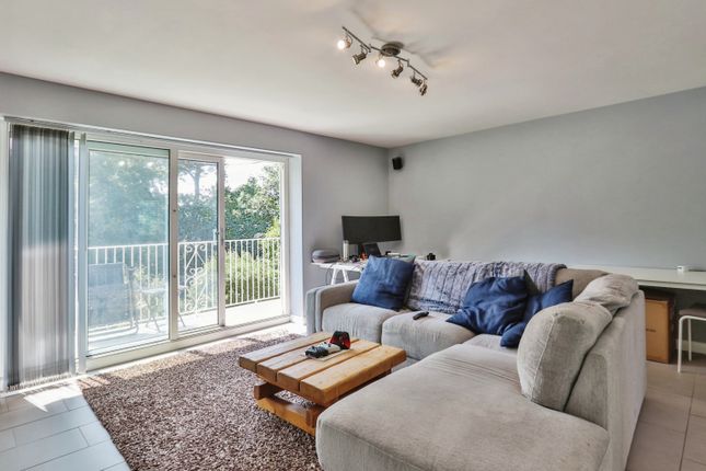 Flat 2 Gorsecliff Court 3-5, ., Boscombe Spa Road, Dorset photo 3