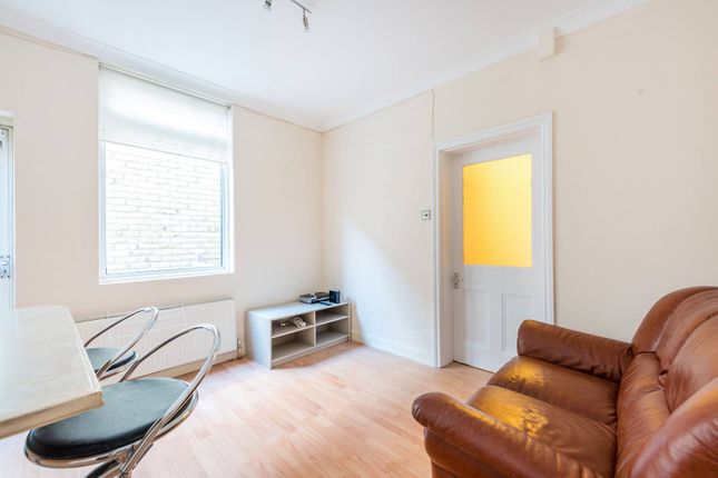 Thumbnail Flat to rent in Devonshire Road, Chiswick, London