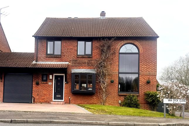 31, Van Dyck Close, Hampshire photo 2