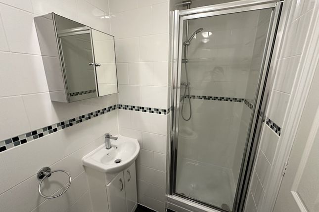 room 4, PETERBOROUGH photo 3