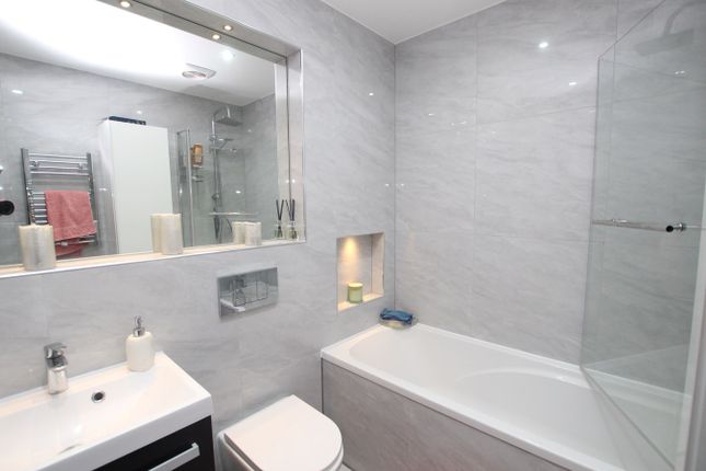 Flat for sale in Drake Avenue, Staines Upon Thames, Staines