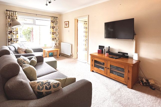 8 Rodney Close, Gloucester photo 3