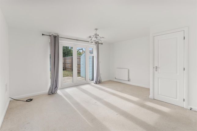 25, Wren Crescent, Bodicote photo 3