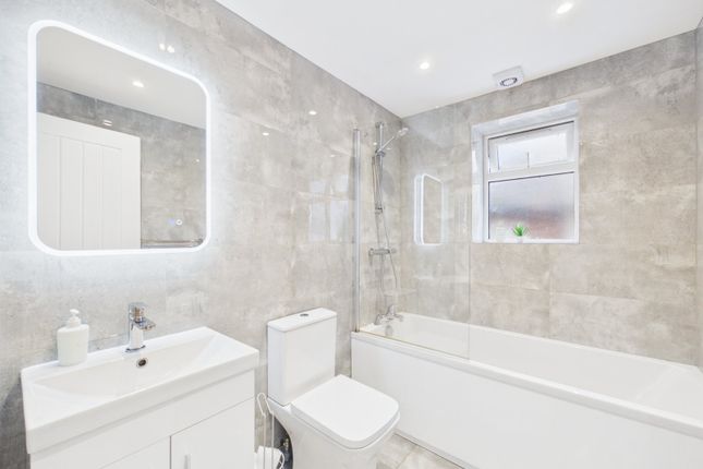 Flat 2, 2B,, Desford Way, Surrey photo 5