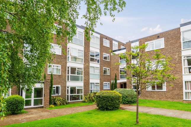 Flat for sale in The Squirrels, Belmont Hill, Blackheath, London