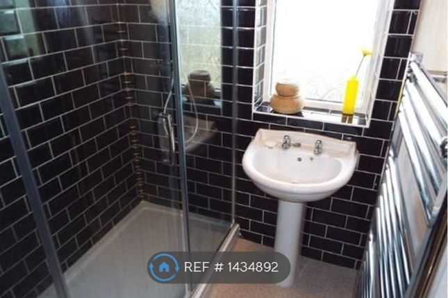 Fernwood Crescent, Nottingham photo 3