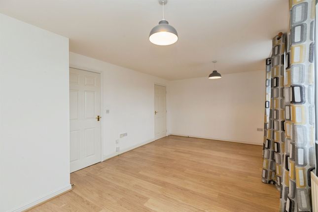 10, Warbler Close, Aylesbury photo 3
