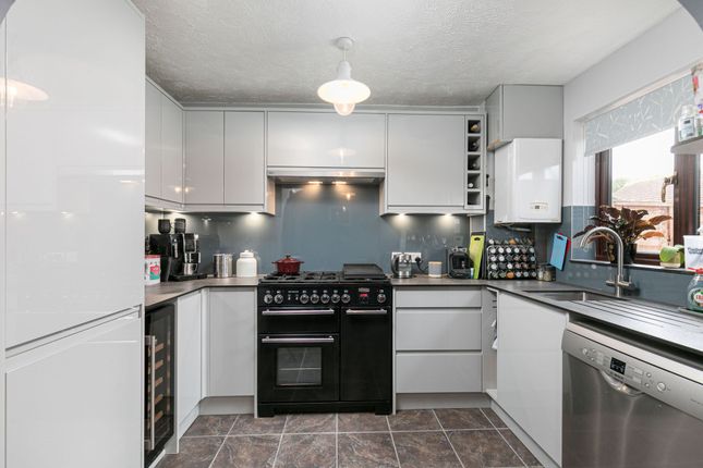 11 San Feliu Court, East Grinstead photo 4