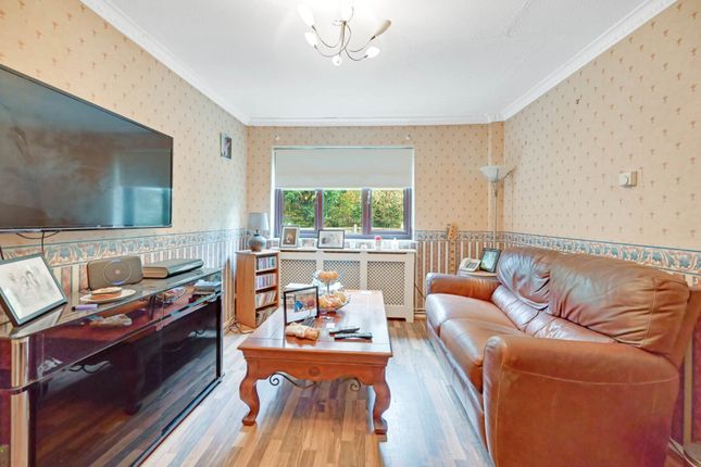 13, Fleetwood Close, London photo 3