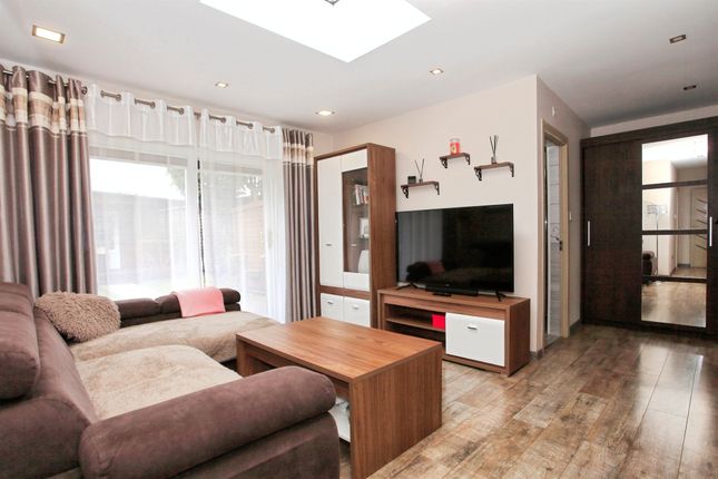 6, Rose Avenue, PETERBOROUGH photo 2