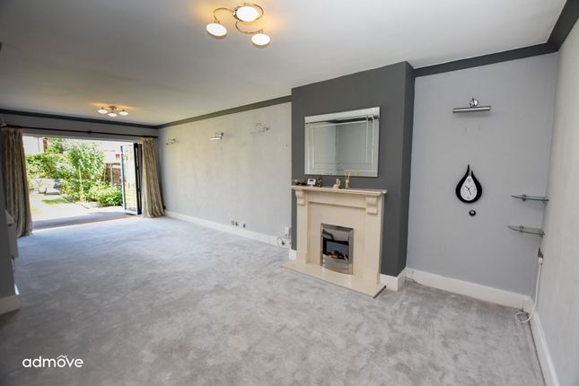 8 Woodheys Drive, Sale photo 3