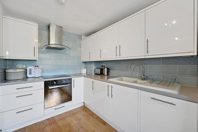 4C POTTERS ROAD, BARNET photo 3