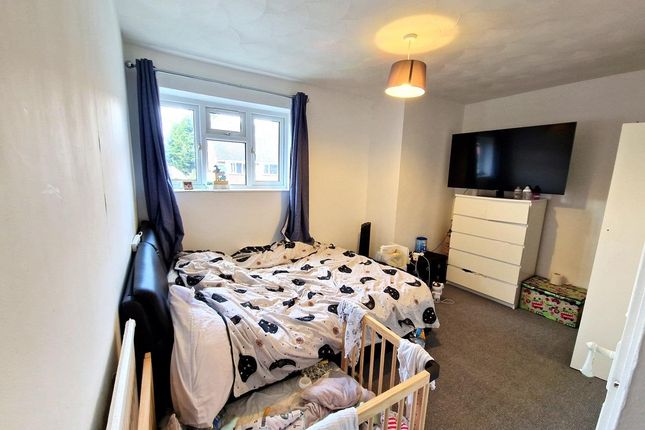 16, Cygnet Avenue, Feltham photo 4