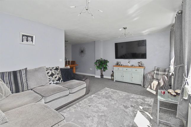 29, Osbourne Close, Oakley Vale photo 2
