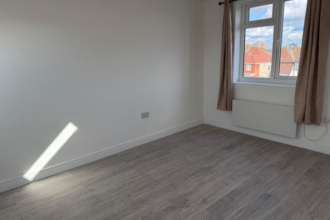 26 Oakwood Avenue, Southall photo 5