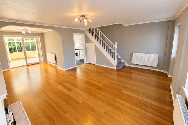 24, Oving Close, Luton photo 3