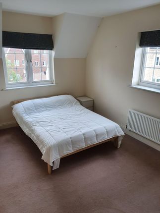 Room to rent in Warren Close, Farnham, Surrey