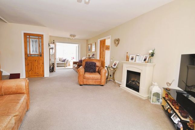 2, Angus Close, Chessington photo 3