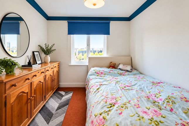 Flat 21, Peninsula Court, London photo 4