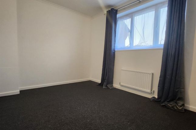 148, Springwood Crescent, Edgware photo 3
