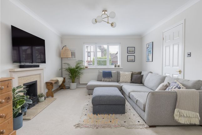 6 Edgar Close, Crawley photo 4