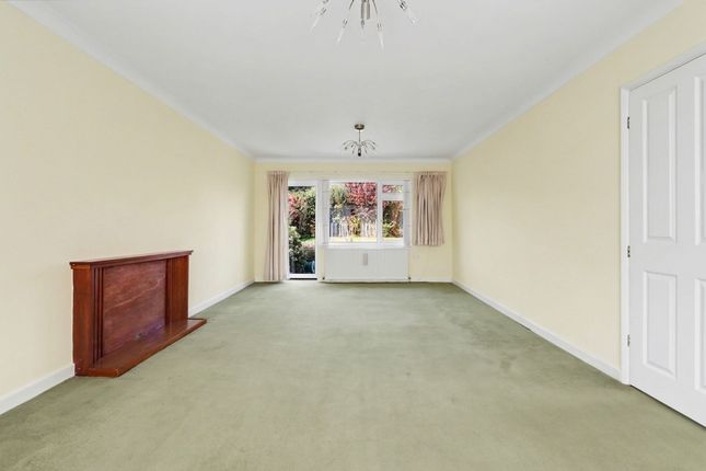 4 Elm Gardens, Esher photo 2