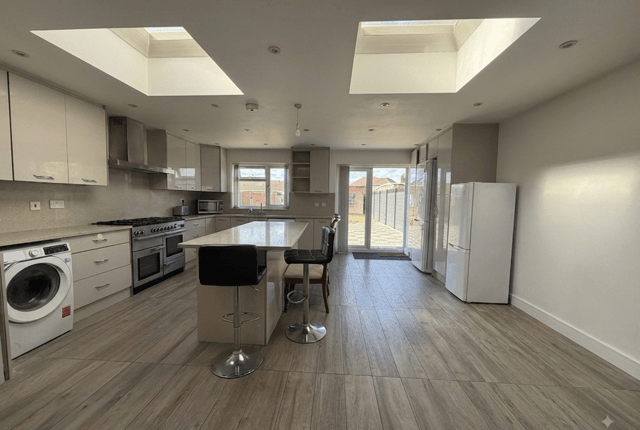 Broad Walk, HOUNSLOW photo 4