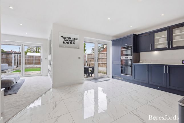 6A,, Lynfords Drive, Wickford photo 4