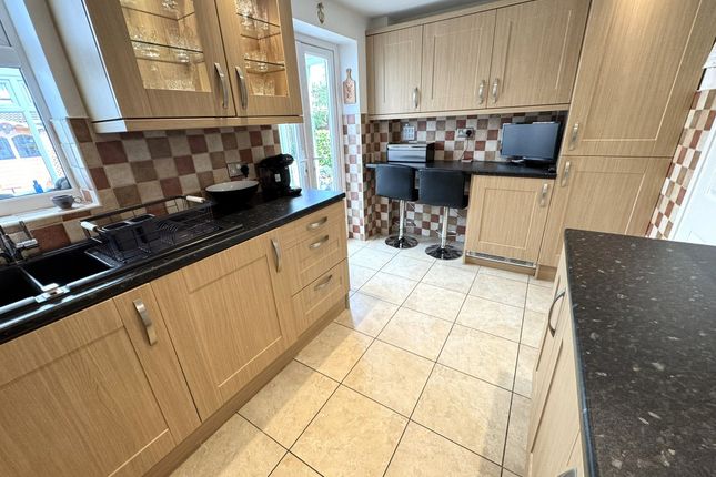 25 Hathaway Close, Willenhall photo 4