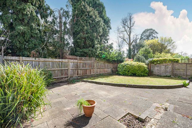 18, Den Close, Beckenham photo 4