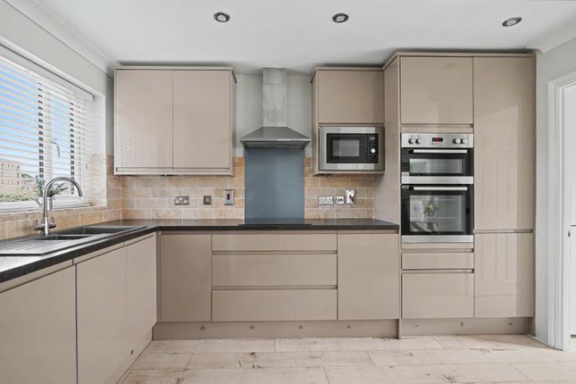5 Partridge Drive, St. Marys Island, Kent photo 4